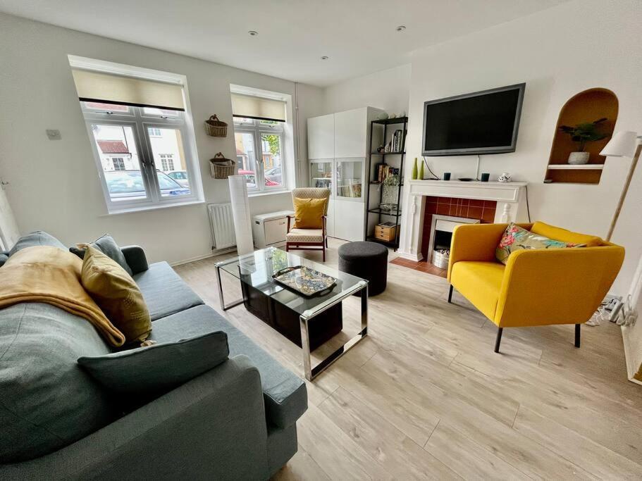 Entire 3 Bed House Weybridge Brooklands, London Villa Byfleet Eksteriør bilde
