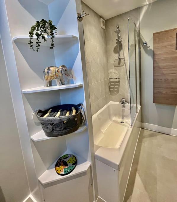 Entire 3 Bed House Weybridge Brooklands, London Villa Byfleet Eksteriør bilde