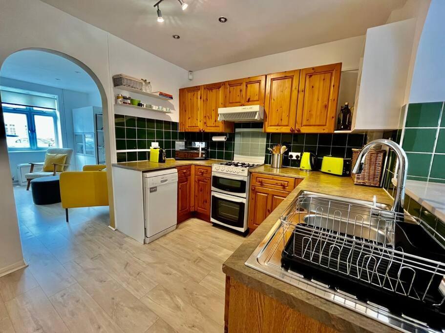 Entire 3 Bed House Weybridge Brooklands, London Villa Byfleet Eksteriør bilde