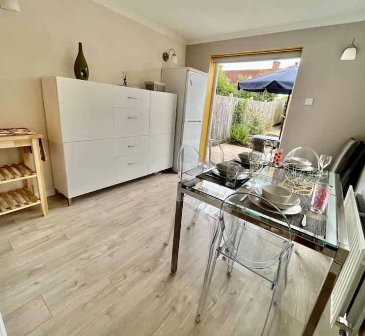 Entire 3 Bed House Weybridge Brooklands, London Villa Byfleet Eksteriør bilde