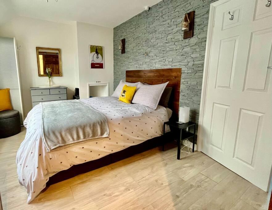 Entire 3 Bed House Weybridge Brooklands, London Villa Byfleet Eksteriør bilde