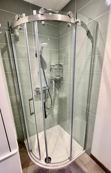 Entire 3 Bed House Weybridge Brooklands, London Villa Byfleet Eksteriør bilde