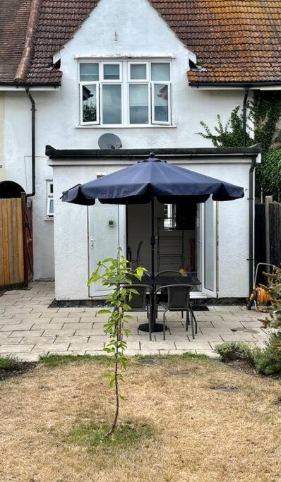 Entire 3 Bed House Weybridge Brooklands, London Villa Byfleet Eksteriør bilde