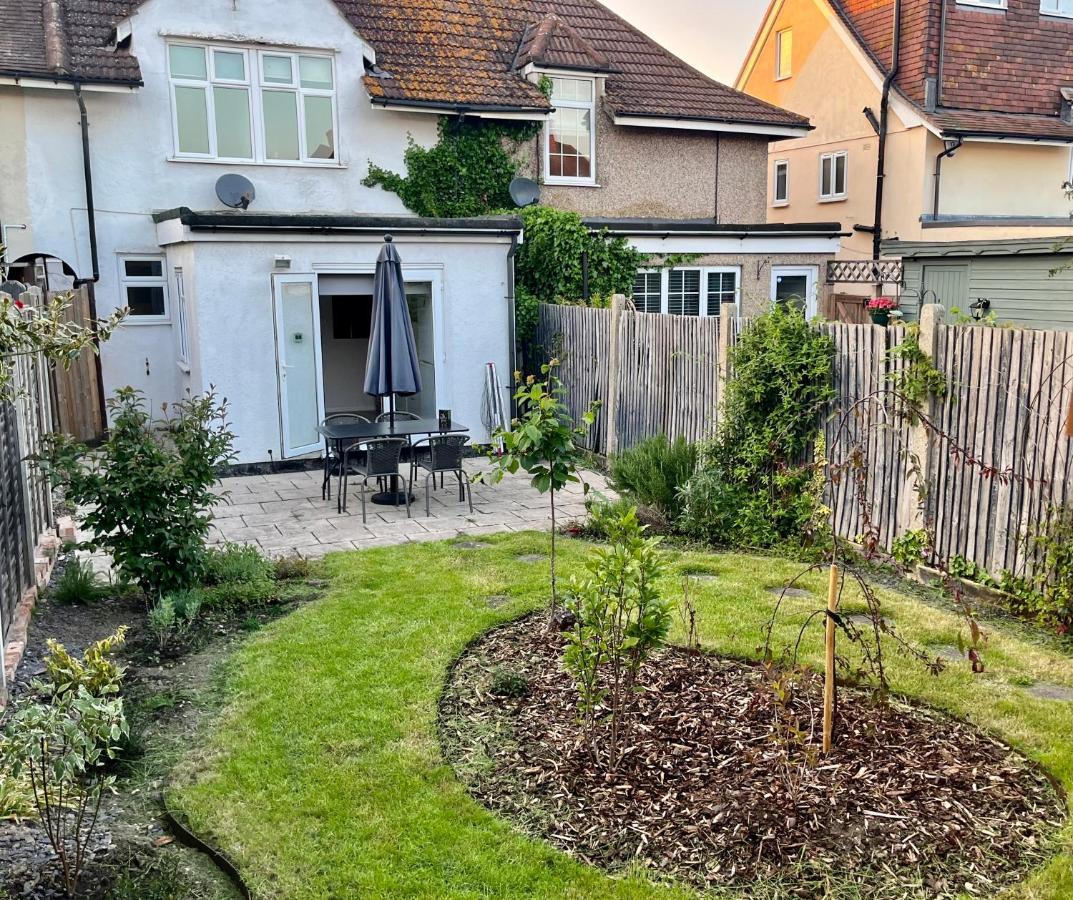 Entire 3 Bed House Weybridge Brooklands, London Villa Byfleet Eksteriør bilde